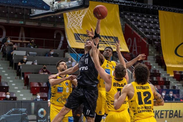 Elias Harris MHP Riesen Ludwigsburg, 8 Maik Kotsar Hamburg Towers, 11 Yorman Polas Bartolo MHP Riesen, 13 Jordan Hulls MHP Riesen Ludwigsburg, 1 Jonah Radebaugh, 12 ¨¨¨MHP Riesen Ludwigsburg vs Hamburg Towers, Basketball, Bundesliga, easy credit BBL, Matchday 11, Season 2020 2021, 29 12 2020, ¨¨MHP Riesen Ludwigsburg vs Hamburg Towers, Basketball, Bundesliga, easy credit BBL, Matchday 11, Season 2020 2021, 29 12 2020 Ludwigsburg. Copyright: xNinaxSander xEibnerxPressefotoxIx EP_NSR