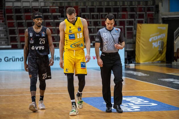 Terry Allen Hamburg Towers, 25 , Jonas Wohlfahrt Bottermann MHP Riesen Ludwigsburg, 18 Referee ¨¨¨MHP Riesen Ludwigsburg vs Hamburg Towers, Basketball, Bundesliga, easy credit BBL, Matchday 11, Season 2020 2021, 29 12 2020, ¨¨ MHP Riesen Ludwigsburg vs Hamburg Towers, Basketball, Bundesliga, easy credit BBL, Matchday 11, Season 2020 2021, 29 12 2020 Ludwigsburg. Copyright: xNinaxSander xEibnerxPressefotoxIx EP_NSR