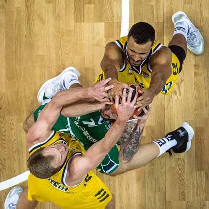 Basketball Berlin 29 12 2020 Season 2020 2021 Euroleague Regular Season Round 17 Alba Berlin vs Zalgiris Kaunas Joffrey Lauvergne Kaunas, No 77 Johannes Thiemann Alba Berlin, No 32 o Luke Sikma Alba Berlin, No 43
