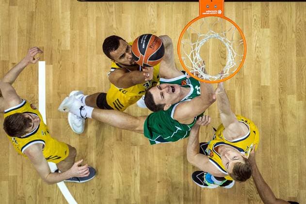 Basketball Berlin 29 12 2020 Season 2020 2021 Euroleague Regular Season Round 17 Alba Berlin vs Zalgiris Kaunas Martinas Geben Kaunas, No 23 Johannes Thiemann Alba Berlin, No 32 Niels Giffey Alba Berlin, No 05