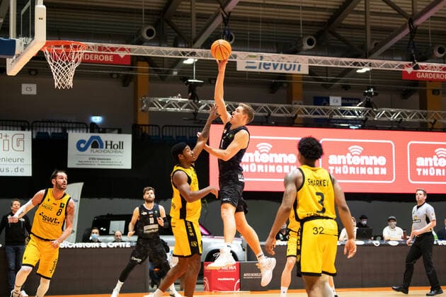 BARMER 2 Basketball Bundesliga ProA season 2020 2021 early game of the 23 matchday on 30 12 2020 between Science City Jena vs Tigers Tübingen Mitte Robin Carl Lodders Jena throwing against Isaiah Deion Crawley Tübingen Sparkassen Arena