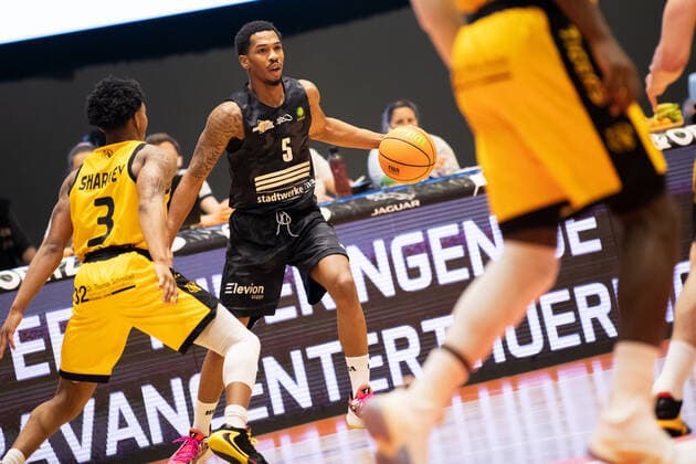BARMER 2 Basketball Bundesliga ProA season 2020 2021 early game of the 23 matchday on 30 12 2020 between Science City Jena vs Tigers Tübingen Frederick Zamal Nixon Jena on the ball against left Joshua Ahmere Sharkey Tübingen Sparkassen Arena