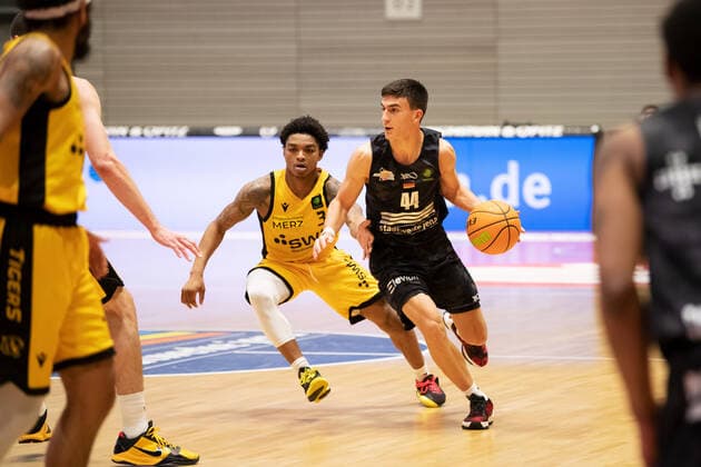 BARMER 2 Basketball Bundesliga ProA season 2020 2021 early game of the 23 matchday on 30 12 2020 between Science City Jena vs Tigers Tübingen v re on the ball Vuk Radojicic Jena vs Joshua Ahmere Sharkey Tübingen Sparkassen Arena