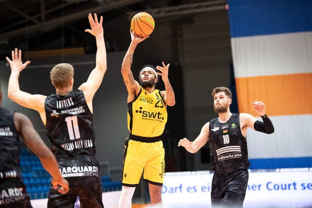 BARMER 2 Basketball Bundesliga ProA season 2020 2021 early game of the 23 matchday on 30 12 2020 between Science City Jena vs Tigers Tübingen center Troy Richard Simons Tübingen throwing against left Robin Carl Lodders Jena Sparkassen Arena