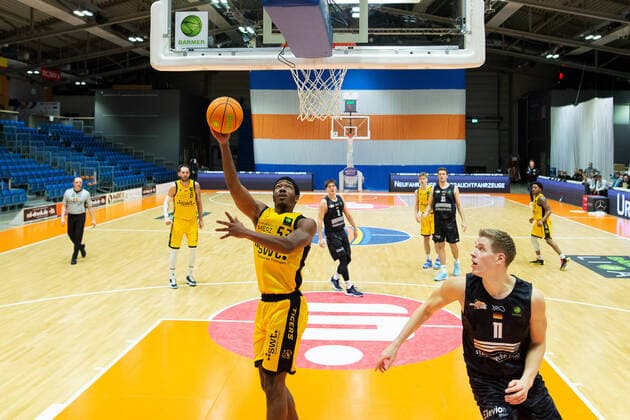 BARMER 2 Basketball Bundesliga ProA season 2020 2021 early game of the 23 matchday on 30 12 2020 between Science City Jena vs Tigers Tübingen v li Isaiah Deion Crawley Tübingen at the basket against Robin Carl Lodders Jena Sparkassen Arena