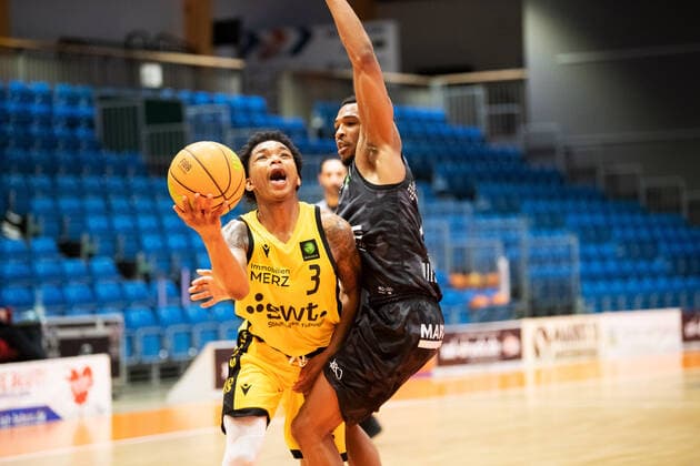 BARMER 2 Basketball Bundesliga ProA season 2020 2021 early game of the 23 matchday on 30 12 2020 between Science City Jena vs Tigers Tübingen v li Joshua Ahmere Sharkley Tübingen in a tough duel against Frederick Zamal Nixon Jena Sparkassen Arena