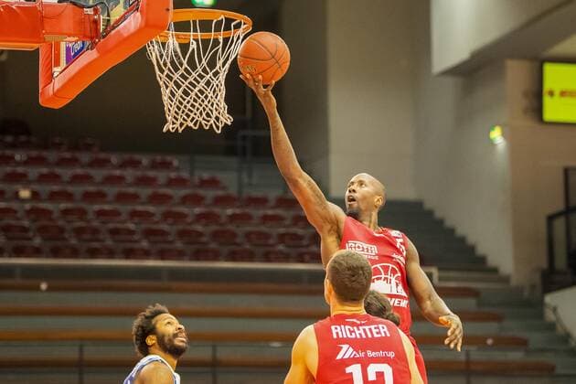 Brandon Bowman Giessen 46ers, 15 throws first basket JobStairs Giessen 46ers vs Fraport Skyliners, easyCredit Basketball Bundesliga, 2020 2021 season, 10 match day, 30 12 2020 JobStairs Giessen 46ers vs Fraport Skyliners, easyCredit Basketball Bundesliga, 2020 2021 season, 10 match day, 30 12 2020 Giessen Copyright: xStefanxTschersich Eibner-Pressefx EP_STH