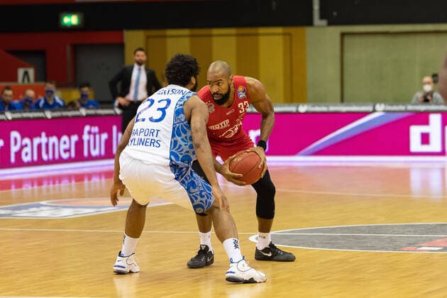 Brandon Thomas Giessen 46ers, 33 on the ball vs Quantez Robertson Fraport Skyliners, 23 JobStairs Giessen 46ers vs Fraport Skyliners, easyCredit Basketball Bundesliga, 2020 2021 season, 10 match day, 30 12 2020 JobStairs Giessen 46ers vs Fraport Skyliners, easyCredit Basketball Bundesliga, 2020 2021 season, 10 match day, 30 12 2020 Giessen Copyright: xStefanxTschersich Eibner-Pressefx EP_STH