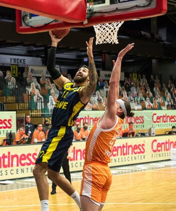 GER, Basketball, RASTA Vechta vs EWE Baskets Oldenburg 30 12 2020, RASTA Dome, Vechta, GER, easy Credit BBL, RASTA Vechta vs EWE Baskets Oldenburg, in picture Martin BREUNING EWE Baskets Oldenburg 12 Dennis CLIFFORD Rasta Vechta 42 nordphotoxRojahn nph00310