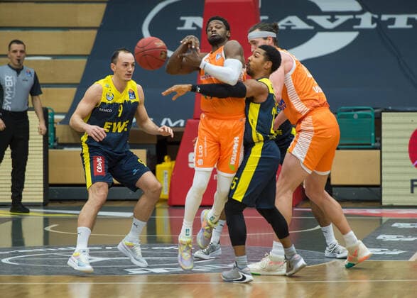 GER, Basketball, RASTA Vechta vs EWE Baskets Oldenburg 30 12 2020, RASTA Dome, Vechta, GER, easy Credit BBL, RASTA Vechta vs EWE Baskets Oldenburg, in picture Josh YOUNG Rasta Vechta 8 Karsten TADDA EWE Baskets Oldenburg 9 Phil PRESSEY EWE Baskets Oldenburg 25 Dennis CLIFFORD Rasta Vechta 42 nordphotoxRojahn nph00310