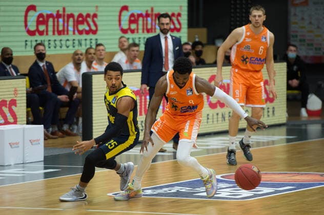 GER, Basketball, RASTA Vechta vs EWE Baskets Oldenburg 30 12 2020, RASTA Dome, Vechta, GER, easy Credit BBL, RASTA Vechta vs EWE Baskets Oldenburg, in picture ball lost Josh YOUNG Rasta Vechta 8 Josh YOUNG Rasta Vechta 8 Phil PRESSEY EWE Baskets Oldenburg 25 nordphotoxRojahn nph00310