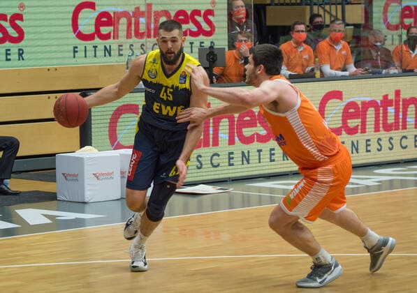 GER, Basketball, RASTA Vechta vs EWE Baskets Oldenburg 30 12 2020, RASTA Dome, Vechta, GER, easy Credit BBL, RASTA Vechta vs EWE Baskets Oldenburg, in the picture Nathan BOOTHE EWE Baskets Oldenburg 45 Will VORHEES Rasta Vechta 41 nordphotoxRojahn nph00310