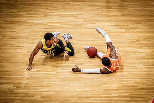 easyCredit BBL 10 Matchday Rasta Vechta EWE Baskets Basketball Oldenburg 30 12 2020 Season 2020 2021 easyCredit BBL 10 Matchday Rasta Vechta EWE Baskets 55, Phil Pressey, EWE Baskets Oldenburg T Josh Young, No 8 Vechta editorial use only commercial use only by arrangement with the photographer Vechta Germany