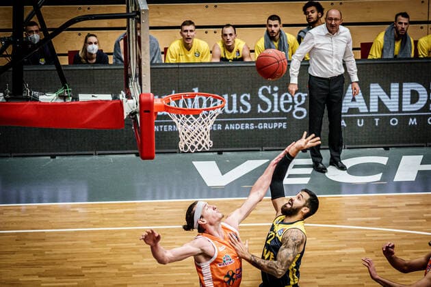 easyCredit BBL 10 Matchday Rasta Vechta EWE Baskets Basketball Oldenburg 30 12 2020 Season 2020 2021 easyCredit BBL 10 Matchday Rasta Vechta EWE Baskets Dennis Clifford, No 42, Vechta 12, Martin Breunig, EWE Baskets Oldenburg editorial use only commercial use only by arrangement with the photographer Vechta Germany