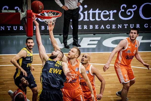 easyCredit BBL 10 Matchday Rasta Vechta EWE Baskets Basketball Oldenburg 30 12 2020 Season 2020 2021 easyCredit BBL 10 Matchday Rasta Vechta EWE Baskets 45, Nathan Boothe, EWE Baskets Oldenburg Robin Christen, No 33, RASTA Vechta editorial use only commercial use only by arrangement with the photographer Vechta Germany
