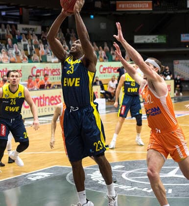 GER, Basketball, RASTA Vechta vs EWE Baskets Oldenburg 30 12 2020, RASTA Dome, Vechta, GER, easy Credit BBL, RASTA Vechta vs EWE Baskets Oldenburg, in picture Rickey PAULDING EWE Baskets Oldenburg 23 Dennis CLIFFORD Rasta Vechta 42 nordphotoxRojahn nph00310