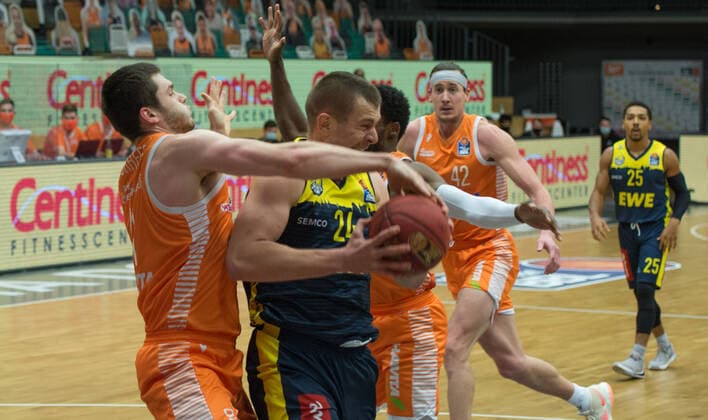 GER, Basketball, RASTA Vechta vs EWE Baskets Oldenburg 30 12 2020, RASTA Dome, Vechta, GER, easy Credit BBL, RASTA Vechta vs EWE Baskets Oldenburg, pictured Rasid MAHALBASIC EWE Baskets Oldenburg 24 Will VORHEES Rasta Vechta 41 nordphotoxRojahn nph00310