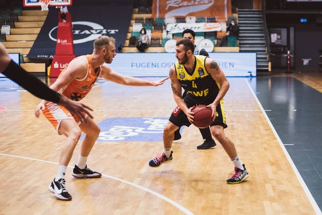 easyCredit BBL 10 Matchday RASTA Vechta vs EWE Baskets Oldenburg, 30 12 2020 Robin Manuel Christen RASTA Vechta, 33 , Keith Randall Hornsby EWE Baskets Oldenburg, 4 easyCredit BBL 10 Matchday RASTA Vechta vs EWE Baskets Oldenburg on 30 12 2020 in Vechta RASTA Dome , Germany, Copyright: xBEAUTIFULxSPORTS Neddermannx