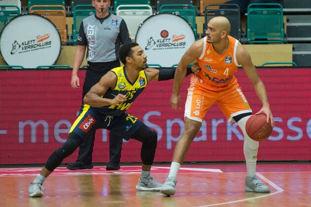 GER, Basketball, RASTA Vechta vs EWE Baskets Oldenburg 30 12 2020, RASTA Dome, Vechta, GER, easy Credit BBL, RASTA Vechta vs EWE Baskets Oldenburg, in picture Stefan PENO Rasta Vechta 4 Phil PRESSEY EWE Baskets Oldenburg 25 nordphotoxRojahn nph00310