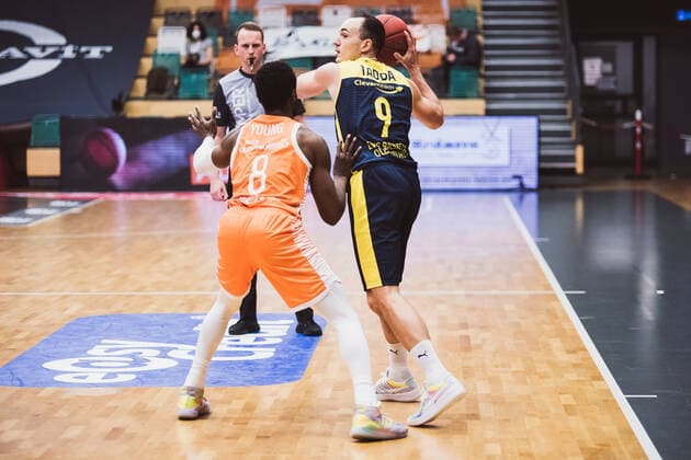 easyCredit BBL 10 Matchday RASTA Vechta vs EWE Baskets Oldenburg, 30 12 2020 Joshua Adam Young RASTA Vechta, 8 , Karsten Tadda EWE Baskets Oldenburg, 9 easyCredit BBL 10 Matchday RASTA Vechta vs EWE Baskets Oldenburg on 30 12 2020 in Vechta RASTA Dome , Germany, Copyright: xBEAUTIFULxSPORTS Neddermannx