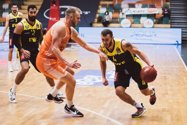 easyCredit BBL 10 Matchday RASTA Vechta vs EWE Baskets Oldenburg, 30 12 2020 Robin Manuel Christen RASTA Vechta, 33 , Keith Randall Hornsby EWE Baskets Oldenburg, 4 easyCredit BBL 10 Matchday RASTA Vechta vs EWE Baskets Oldenburg on 30 12 2020 in Vechta RASTA Dome , Germany, Copyright: xBEAUTIFULxSPORTS Neddermannx