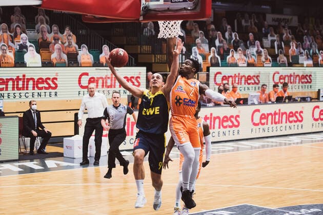 easyCredit BBL 10 Matchday RASTA Vechta vs EWE Baskets Oldenburg, 30 12 2020 Karsten Tadda EWE Baskets Oldenburg, 9 , Ikenna Ugochukwu Iroegbu RASTA Vechta, 2 easyCredit BBL 10 Matchday RASTA Vechta vs EWE Baskets Oldenburg on 30 12 2020 in Vechta RASTA Dome , Germany, Copyright: xBEAUTIFULxSPORTS Neddermannx