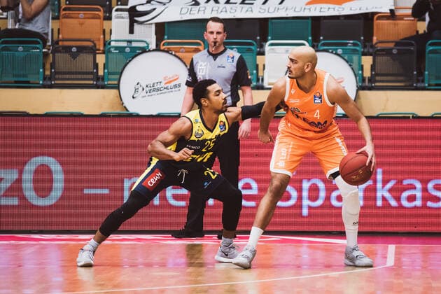 easyCredit BBL 10 Matchday RASTA Vechta vs EWE Baskets Oldenburg, 30 12 2020 Phillip Michael Pressey EWE Baskets Oldenburg, 25 , Stefan Peno RASTA Vechta, 4 easyCredit BBL 10 Matchday RASTA Vechta vs EWE Baskets Oldenburg on 30 12 2020 in Vechta RASTA Dome , Germany, Copyright: xBEAUTIFULxSPORTS Neddermannx