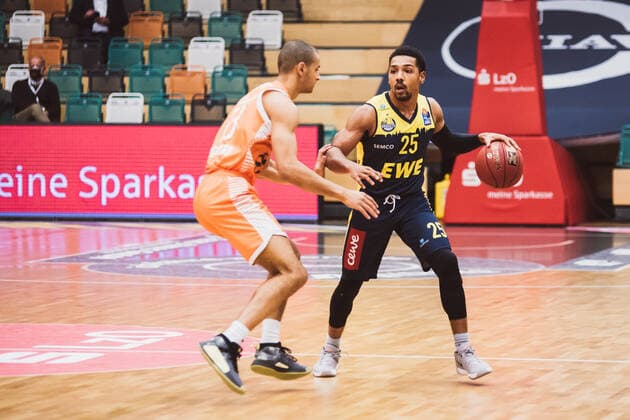easyCredit BBL 10 Matchday RASTA Vechta vs EWE Baskets Oldenburg, 30 12 2020 Jean Salumu RASTA Vechta, 13 , Phillip Michael Pressey EWE Baskets Oldenburg, 25 easyCredit BBL 10 Matchday RASTA Vechta vs EWE Baskets Oldenburg on 30 12 2020 in Vechta RASTA Dome , Germany, Copyright: xBEAUTIFULxSPORTS Neddermannx
