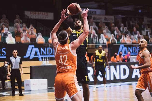 easyCredit BBL 10 Matchday RASTA Vechta vs EWE Baskets Oldenburg, 30 12 2020 Dennis Clifford RASTA Vechta, 42 , Martin Phong Ni Watt Breunig EWE Baskets Oldenburg, 12 easyCredit BBL 10 Matchday RASTA Vechta vs EWE Baskets Oldenburg on 30 12 2020 in Vechta RASTA Dome , Germany, Copyright: xBEAUTIFULxSPORTS Neddermannx