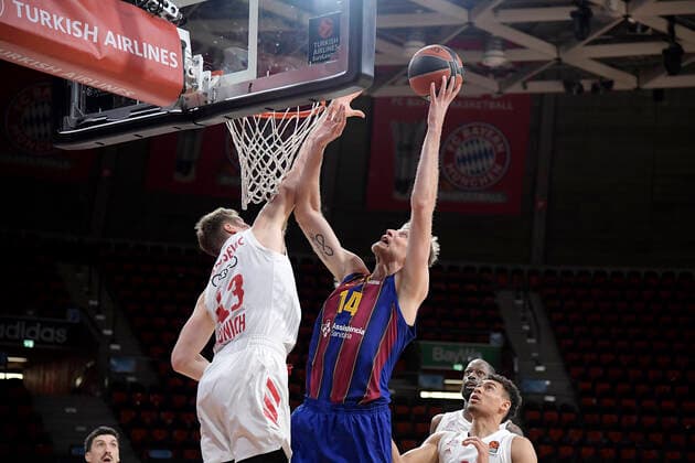 30 12 2020, xemx, Basketball EuroLeague, FC Bayern Muenchen FC Barcelona emspor, v l Leon Radosevic FC Bayern Basketball and Artem Pustovyi FC Barcelona duel, duel, fight, tackle Muenchen