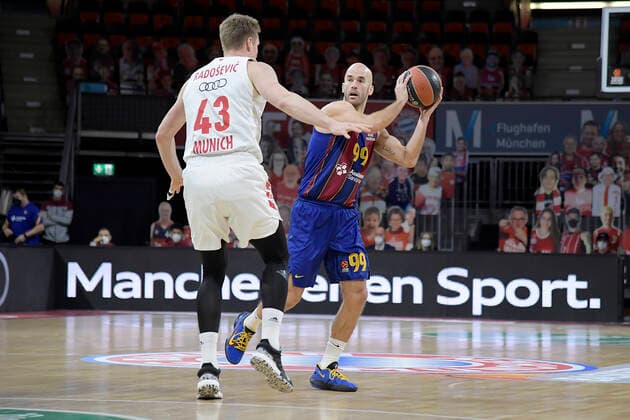 30 12 2020, xemx, Basketball EuroLeague, FC Bayern Muenchen FC Barcelona emspor, v l Leon Radosevic FC Bayern Basketball and Nick Calathes FC Barcelona duel, duel, fight, tackle Muenchen