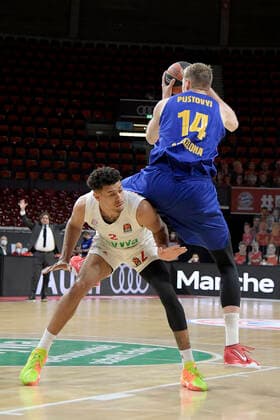 30 12 2020, xemx, Basketball EuroLeague, FC Bayern Muenchen FC Barcelona emspor, v l Wade Baldwin FC Bayern Basketball and Artem Pustovyi FC Barcelona duel, duel, fight, tackle Muenchen