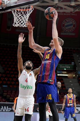 30 12 2020, xemx, Basketball EuroLeague, FC Bayern Muenchen FC Barcelona emspor, v l Dennis Jerome Seeley FC Bayern Basketball and Artem Pustovyi FC Barcelona duel, duel, fight, tackle Muenchen