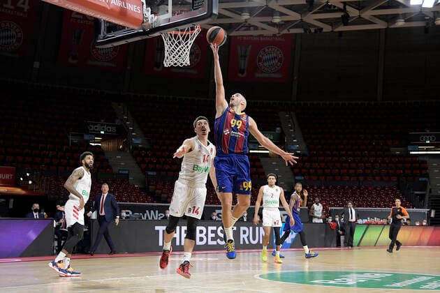 30 12 2020, xemx, Basketball EuroLeague, FC Bayern Muenchen FC Barcelona emspor, v l Nihad Dedovic FC Bayern Basketball and Nick Calathes FC Barcelona with Korbleger Muenchen