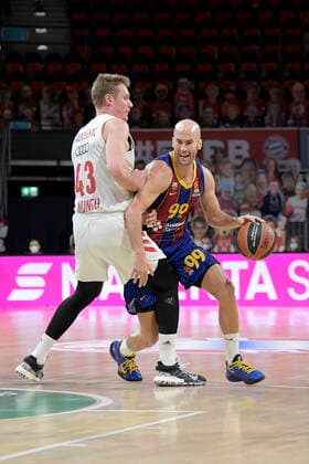 30 12 2020, xemx, Basketball EuroLeague, FC Bayern Muenchen FC Barcelona emspor, v l Leon Radosevic FC Bayern Basketball and Nick Calathes FC Barcelona duel, duel, fight, tackle Muenchen