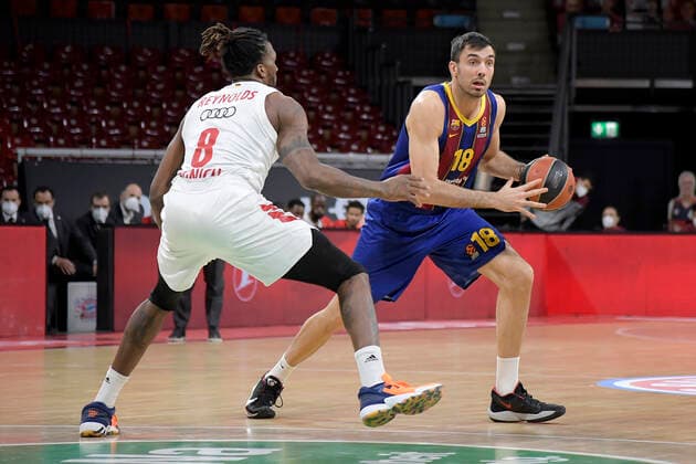 30 12 2020, xemx, Basketball EuroLeague, FC Bayern Muenchen FC Barcelona emspor, v l Jalen Reynolds FC Bayern Basketball and Pierre Oriola FC Barcelona duel, duel, fight, tackle Muenchen