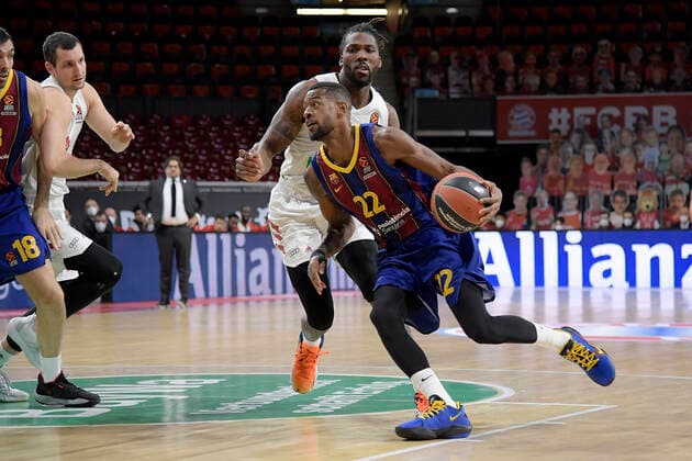 30 12 2020, xemx, Basketball EuroLeague, FC Bayern Muenchen FC Barcelona emspor, v l Jalen Reynolds FC Bayern Basketball and Cory Higgins FC Barcelona duel, duel, fight, tackle Muenchen.