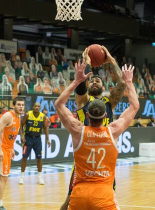GER, Basketball, RASTA Vechta vs EWE Baskets Oldenburg 30 12 2020, RASTA Dome, Vechta, GER, easy Credit BBL, RASTA Vechta vs EWE Baskets Oldenburg, in picture Martin BREUNING EWE Baskets Oldenburg 12 Dennis CLIFFORD Rasta Vechta 42 nordphotoxRojahn nph00310