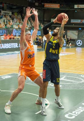 GER, Basketball, RASTA Vechta vs EWE Baskets Oldenburg 30 12 2020, RASTA Dome, Vechta, GER, easy Credit BBL, RASTA Vechta vs EWE Baskets Oldenburg, in the picture under the basket Martin BREUNING EWE Baskets Oldenburg 12 vs Dennis CLIFFORD Rasta Vechta 42 nordphotoxRojahn nph00310