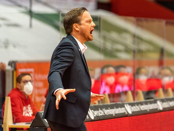 Head coach Rolf Scholz Giessen 46ers directs aerially from the sidelines JobStairs Giessen 46ers vs Fraport Skyliners, easyCredit Basketball Bundesliga, 2020 2021 season, 10 match day, 30 12 2020 JobStairs Giessen 46ers vs Fraport Skyliners, easyCredit Basketball Bundesliga, 2020 2021 season, 10 match day, 30 12 2020 Giessen Copyright: xStefanxTschersich Eibner-Pressefx EP_STH