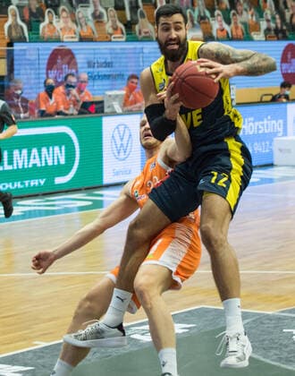 GER, Basketball, RASTA Vechta vs EWE Baskets Oldenburg 30 12 2020, RASTA Dome, Vechta, GER, easy Credit BBL, RASTA Vechta vs EWE Baskets Oldenburg, in picture stop Martin BREUNING EWE Baskets Oldenburg 12 Robin CHRISTEN Rasta Vechta 33 nordphotoxRojahn nph00310
