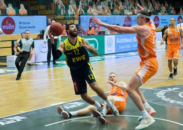 GER, Basketball, RASTA Vechta vs EWE Baskets Oldenburg 30 12 2020, RASTA Dome, Vechta, GER, easy Credit BBL, RASTA Vechta vs EWE Baskets Oldenburg, in picture Martin BREUNING EWE Baskets Oldenburg 12 Robin CHRISTEN Rasta Vechta 33 Dennis CLIFFORD Rasta Vechta 42 nordphotoxRojahn nph00310