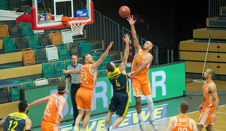 GER, Basketball, RASTA Vechta vs EWE Baskets Oldenburg 30 12 2020, RASTA Dome, Vechta, GER, easy Credit BBL, RASTA Vechta vs EWE Baskets Oldenburg, in picture Stefan PENO Rasta Vechta 4 Keith HORNSBY EWE Baskets Oldenburg 4 Robin CHRISTEN Rasta Vechta 33 Dennis CLIFFORD Rasta Vechta 42 nordphotoxRojahn nph00310