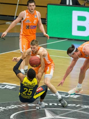 GER, Basketball, RASTA Vechta vs EWE Baskets Oldenburg 30 12 2020, RASTA Dome, Vechta, GER, easy Credit BBL, RASTA Vechta vs EWE Baskets Oldenburg, in picture Tim HASBARGEN Rasta Vechta 6 Phil PRESSEY EWE Baskets Oldenburg 25 nordphotoxRojahn nph00310