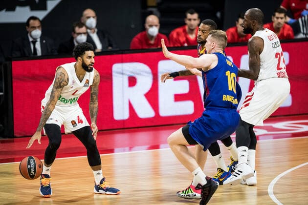 Turkish Airlines EuroLeague FC Bayern Basketball FC Barcelona 30 12 2020 Dennis Seeley FC Bayern, 4 , Rolands Smits FC Barcelona, 10 Turkish Airlines EuroLeague FC Bayern Basketball FC Barcelona Audi Dome, Muenchen Bayern Copyright: xBEAUTIFULxSPORTS Wunderlx