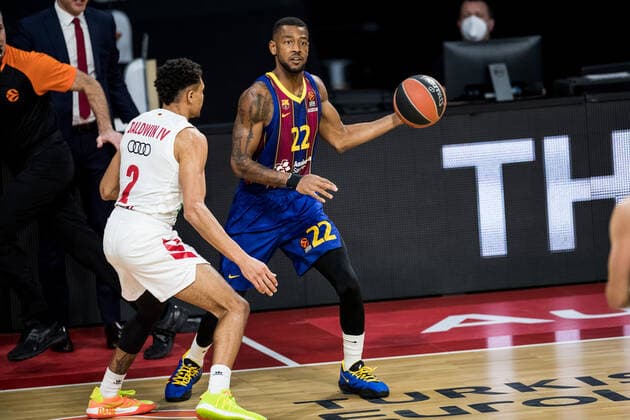 Turkish Airlines EuroLeague FC Bayern Basketball FC Barcelona 30 12 2020 Wade Baldwin FC Bayern, 2 , Cory Higgins FC Barcelona, 22 Turkish Airlines EuroLeague FC Bayern Basketball FC Barcelona Audi Dome, Muenchen Bayern Copyright: xBEAUTIFULxSPORTS Wunderlx