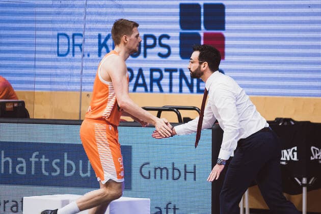 easyCredit BBL 10 Matchday RASTA Vechta vs EWE Baskets Oldenburg, 30 12 2020 Tim Hasbargen RASTA Vechta, 6 , Thomas Paech RASTA Vechta, Head Coach easyCredit BBL 10 Matchday RASTA Vechta vs EWE Baskets Oldenburg on 30 12 2020 in Vechta RASTA Dome , Germany, Copyright: xBEAUTIFULxSPORTS Neddermannx