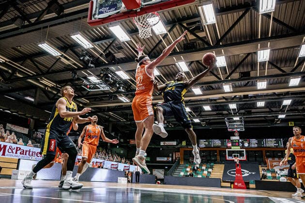 easyCredit BBL 10 Matchday Rasta Vechta EWE Baskets Basketball Oldenburg 30 12 2020 Season 2020 2021 easyCredit BBL 10 Matchday Rasta Vechta EWE Baskets Dennis CLlifford, No 42, Vechta 23, Rickey Paulding, EWE Baskets Oldenburg editorial use only commercial use only by arrangement with the photographer Vechta Germany