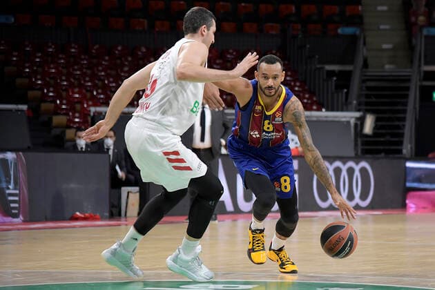 30 12 2020, xemx, Basketball EuroLeague, FC Bayern Muenchen FC Barcelona emspor, v l Paul Zipser FC Bayern Basketball and Adam Hanga FC Barcelona duel, duel, fight, tackle Muenchen