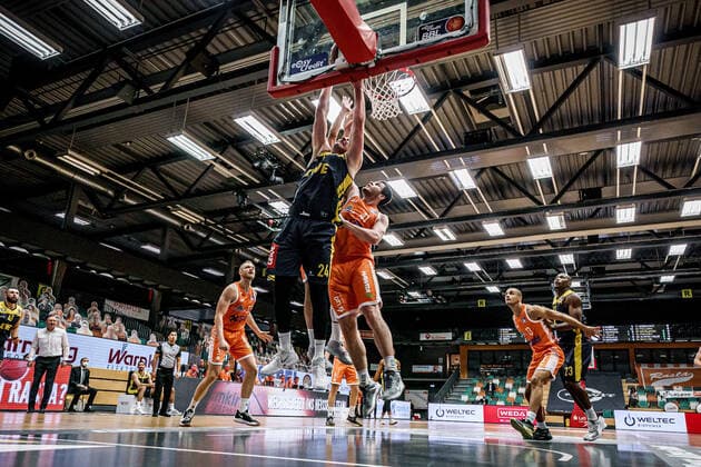 easyCredit BBL 10 Matchday Rasta Vechta EWE Baskets Basketball Oldenburg 30 12 2020 Season 2020 2021 easyCredit BBL 10 Matchday Rasta Vechta EWE Baskets 24, Rasid Mahalbasic, EWE Baskets Oldenburg Will Vorhess, No 41, Vechta editorial use only commercial use only by arrangement with the photographer Vechta Germany